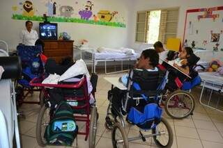 Pessoas com paralisia cerebral em atendimento na Cotolengo. (Foto: Pedro Peralta)