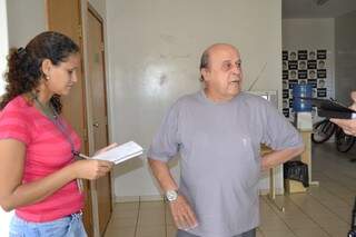 Antônio João dando entrevista na delegacia de polícia (Foto: Simão Nogueira)