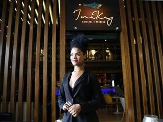 Luana trabalha de hostess no restaurante Imakay há cinco meses (Foto: Gerson Walber)