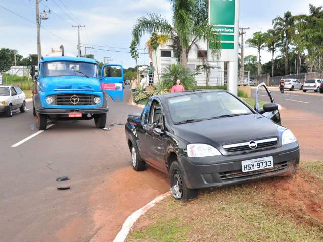  Caminh&atilde;o faz contorno e causa acidente na Avenida Mato Grosso