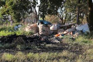 No Rita Vieira, incêndio próximo de materiais de reciclagem e casas gerou pânico em moradora de 55 anos que teve mau súbito e acabou morrendo na manhã de hoje (Foto: Marcos Ermínio)