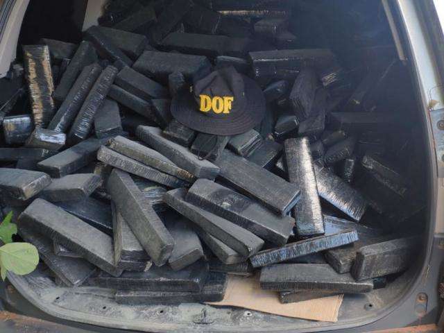 Motorista do tr&aacute;fico foge e abandona Pajero com 900 quilos de maconha