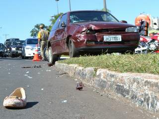 Sapato da vítima ficou no asfalto. O carro da condutora ficou com a frente parcialmente destruída. (Foto: Minamar Júnior)