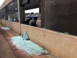 Cacos foram juntados após ação de vândalos destruir vidros do Peg Fácil (Foto: Danielle Valentim)