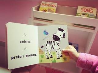 A gente pode nem imaginar, mas é possível se inspirar em Montessori também neste aspecto, na biblioteca do bebê. 