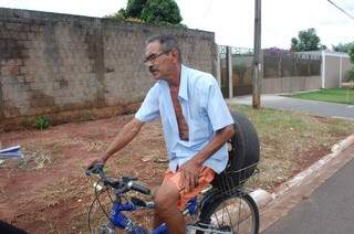 Eugênio foi de bicicleta para comprar outro pneu para seu carro (Foto - Simão Nogueira)