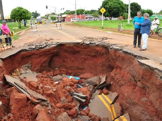 Prefeitura diz que vai indenizar dono de carro engolido por cratera