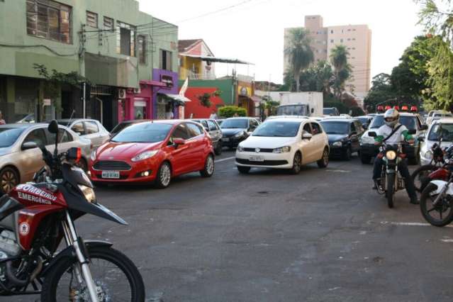 Colis&atilde;o com viatura da PM interdita ruas e deixou quatro feridos