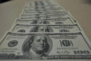 D&oacute;lar recua mais de 1% e fecha o dia cotado abaixo de R$ 3,70
