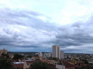 Dia começou nublado em Campo Grande, previsão é de chuvas à tarde na Capital. (Foto: André Bittar)