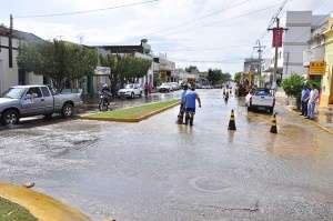  Adutora de &aacute;gua tratada rompe e inunda ruas de Corumb&aacute; 