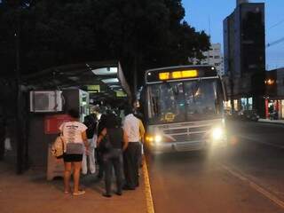 Ônibus da linha 087 durante parada no Peg Fácil da Rua 14 de Julho. (Foto: Paulo Francis)