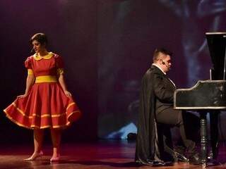 Espetáculo Brincando com a Broadway é um musical em que retrata a faxineira que sonha ser cantora. (foto: Divulgação)