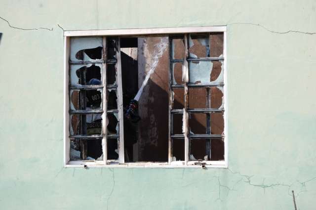 Casa &eacute; atingida por inc&ecirc;ndio e ter&aacute; que ser demolida no Rouxin&oacute;is