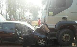 Veículo de passeio ficou bastante danificado (Foto: A Gazeta News)