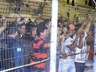Torcedores protestam contra resultado do clube dentro de campo (Foto: Anderson Gallo/Diário Corumbaense)