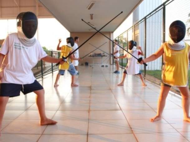 Adolescentes ganham aulas de esgrima em Centro de Refer&ecirc;ncia em Esporte 