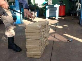 Os 50kg de cocaína estavam escondidos em compartimento falso de carro (Foto: Divulgação/PRF)