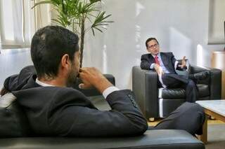 O promotor Marcos Alex Vera (primeiro plano) e ao fundo o procurador-geral de Justiça Paulo César dos Passos. (Foto: Fernando Antunes)