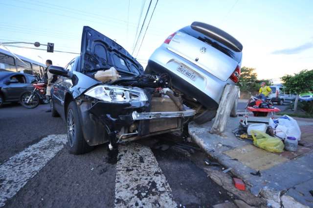 Acidente entre carros na rua Brilhante deixa tr&ecirc;s feridos
