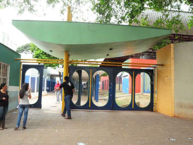  Estudante fere orelha de outra com estilete dentro de escola p&uacute;blica