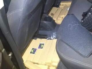 Tabletes de maconha no chão de carro apreendido (Foto: Divulgação/ DOF)