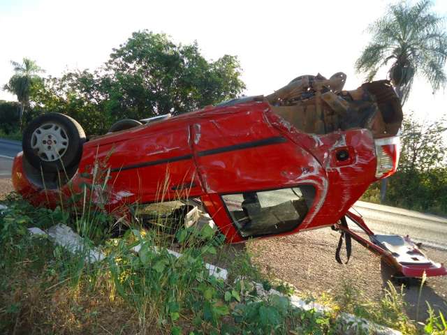 Carro capota e motorista tem ferimentos graves ao atingir uma anta na BR-163