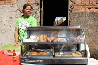 Cristiane resolveu estrear hoje na venda de salgados, em frente a local de votação. (Foto: Marcos Ermínio)