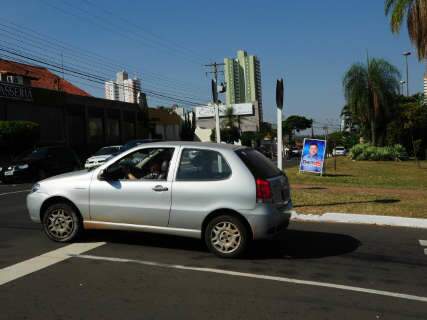  Cavalete de propaganda atrapalha trânsito na Afonso Pena, reclamam motoristas