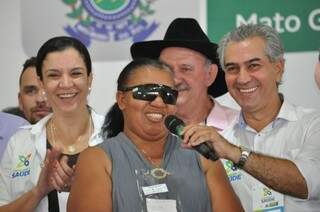 Francinete Borges contou, durante evento com o governador, ter voltado a ver depois de cirurgia de catarata durante a Caravana da Saúde (Foto: Marcelo Calazans)