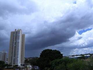 Céu com nuvens carregadas, na tarde de hoje, em Campo Grande (Foto: Kisie Ainoã)