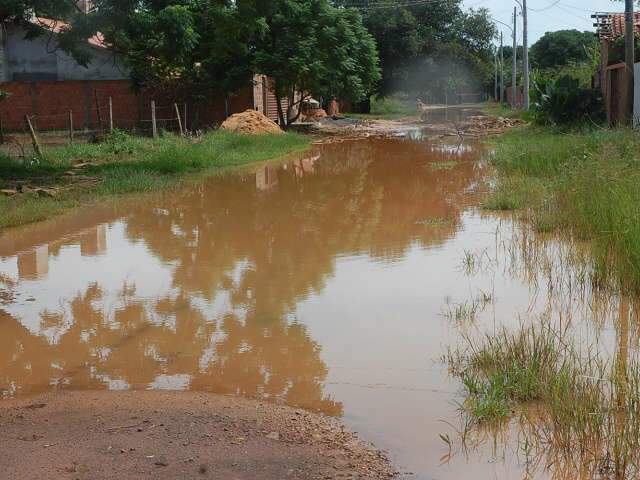  Chuva inunda ruas e resid&ecirc;ncias do Jardim Santa Em&iacute;lia