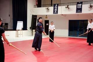 Kenjutsu é a arte com espadas. (Foto: Vanessa Tamires)