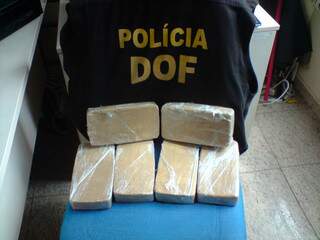 Tabletes de cocaína que estavam com casal. (Foto: Divulgação/ DOF)