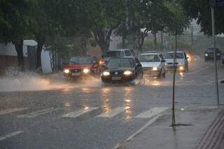 Quarta-feira começa com chuva em Campo Grande. (Foto: Simão Nogueira)