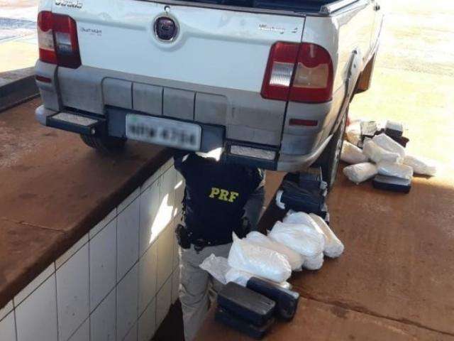 PRF encontra 20 quilos de pasta base de coca&iacute;na em fundo falso de picape 