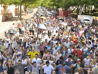 Passeata ontem à tarde foi reação da comunidade à decisão que proibiu cultos em igreja de Corumbá.