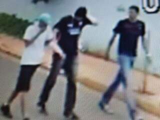 Três suspeitos foram flagrados por câmeras de segurança da região (Foto: Divulgação)