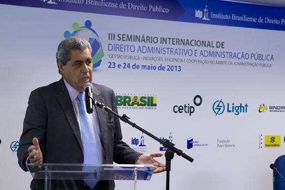 Andr&eacute; defende reforma tribut&aacute;ria para evitar fal&ecirc;ncia de estados e munic&iacute;pios