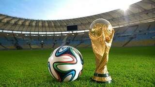 A tão sonhada taça da Copa do Mundo no palco da grande final, o Maracanã (Foto: Fifa)