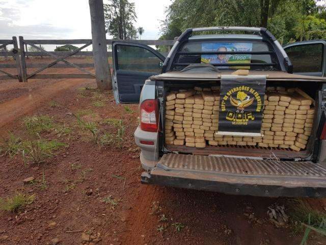Traficante foge de bloqueio policial e abandona 710 quilos de maconha