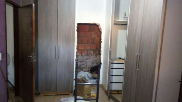 Casa com t&uacute;nel nas paredes escondia coca&iacute;na avaliada em R$ 2 milh&otilde;es