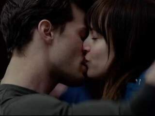 Cena do primeiro beijo, no elevador. (Foto: Reprodução)