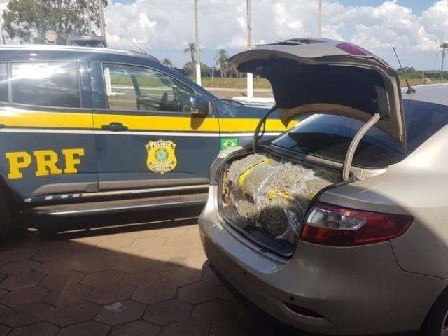 Carro com 413 kg de maconha &eacute; apreendido no p&aacute;tio de posto desativado