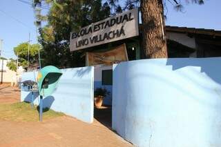 Escola Lino Villachá fechou hoje e deixou 1.350 alunos sem aula. (Foto: Marcos Ermínio)