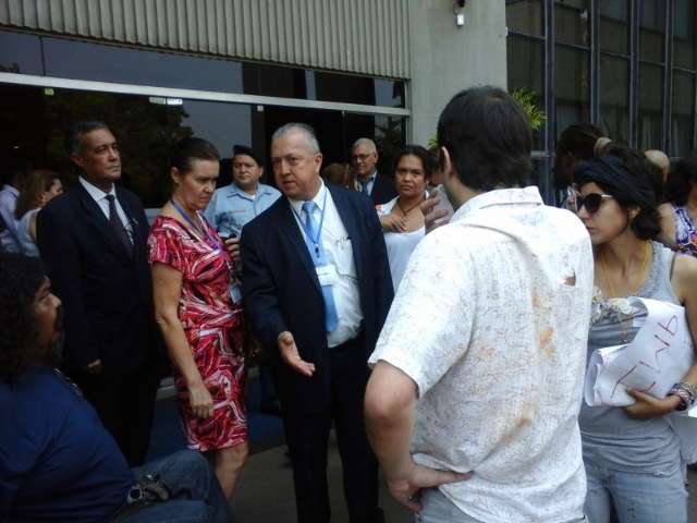 Sess&atilde;o da Assembleia &eacute; marcada por vaias, confus&atilde;o e agress&otilde;es