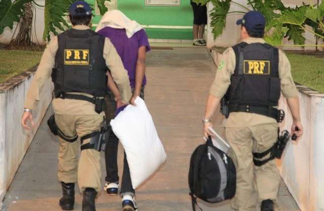 Jovem &eacute; detido com  mais de 10 kg de maconha na BR-163