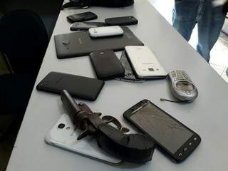 Arma usadas nos crimes e celulares roubados foram apreendidos  (Foto: Saul Schramm)