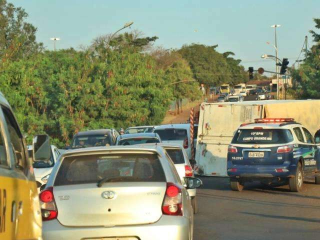Ladr&atilde;o furta caminh&atilde;o, tomba em ponte e foge pelo Rio Anhandu&iacute; 