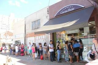 No Centro, fila para compra ovo de Páscoa dobra a esquina. (Foto: Marcos Ermínio)